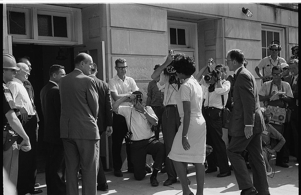 Vivian Malone walks through the crowd toward Foster Auditorium